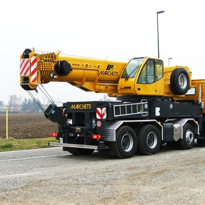 Inspection périodique de la grue montée sur camion